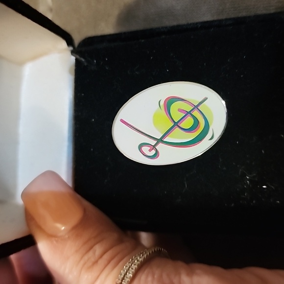 Bundle- Jewelery Inc Liz Claiborne Stunning Broach, Resting Beach Face & More - Picture 8 of 10